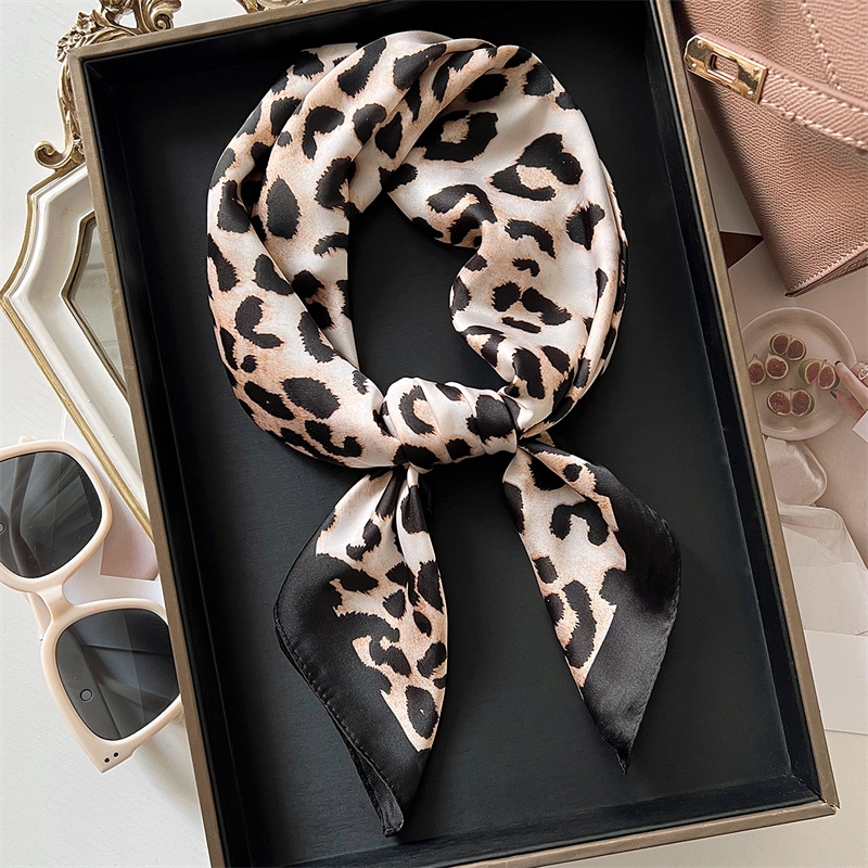 70cm Square Luxury Leopard Pri - огляд і ціна Silk Scarf Square
