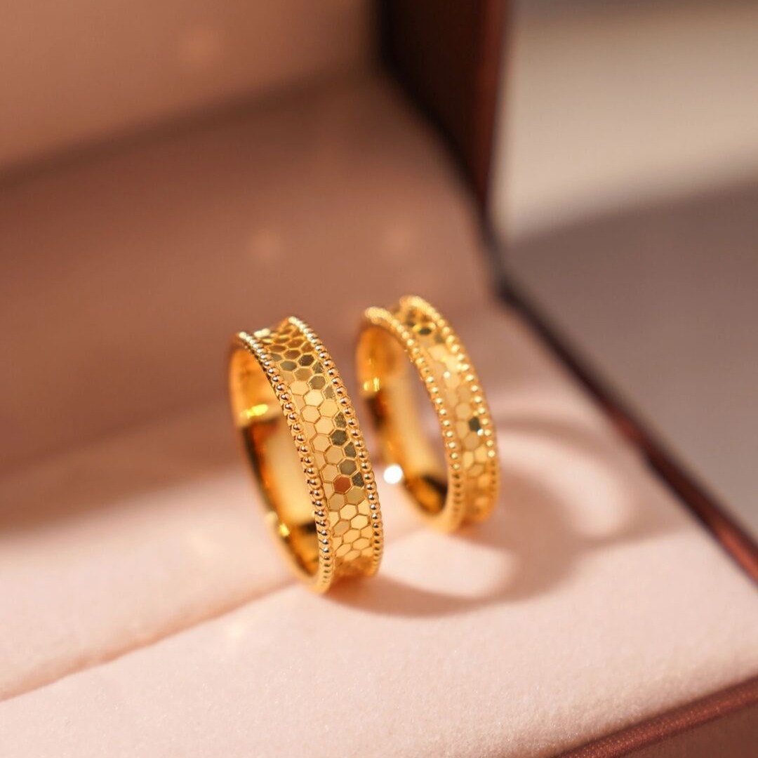 Pure Gold Color Shine Honeycom - огляд і ціна Women Accessories Dubai